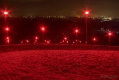 Leuchtmasten, welche die Ostseite der Halde in ein rotes Licht tauchen